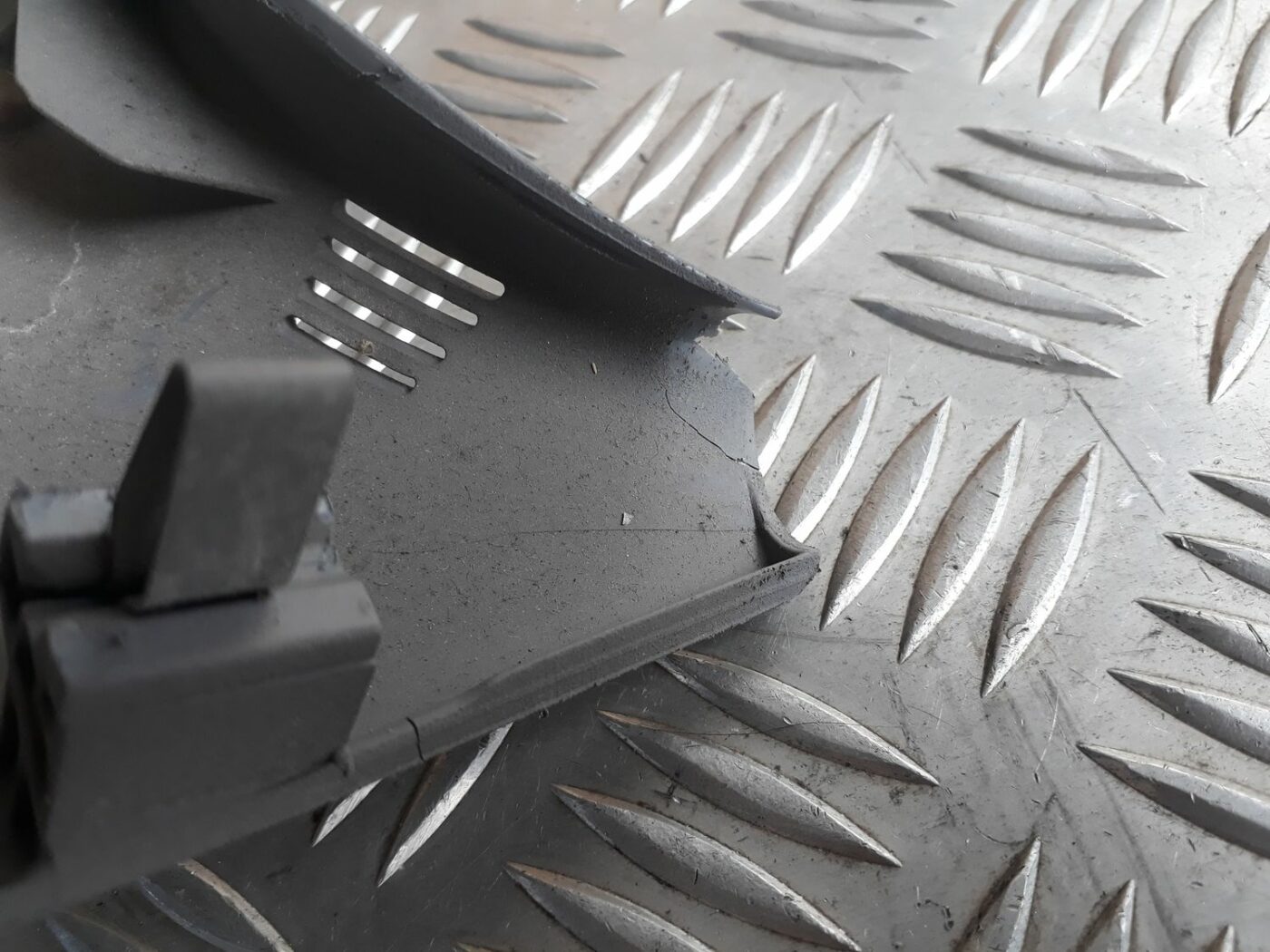 Vidējas salona statnes apdare priekš AUDI A4 2000 AVANT