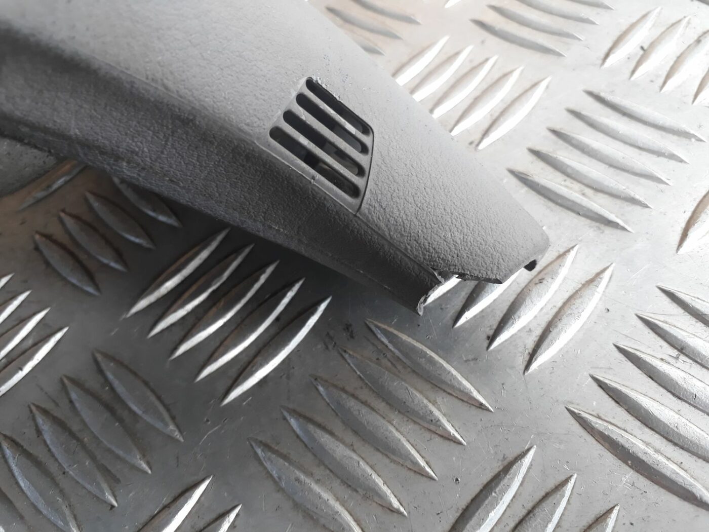 Vidējas salona statnes apdare priekš AUDI A4 2000 AVANT