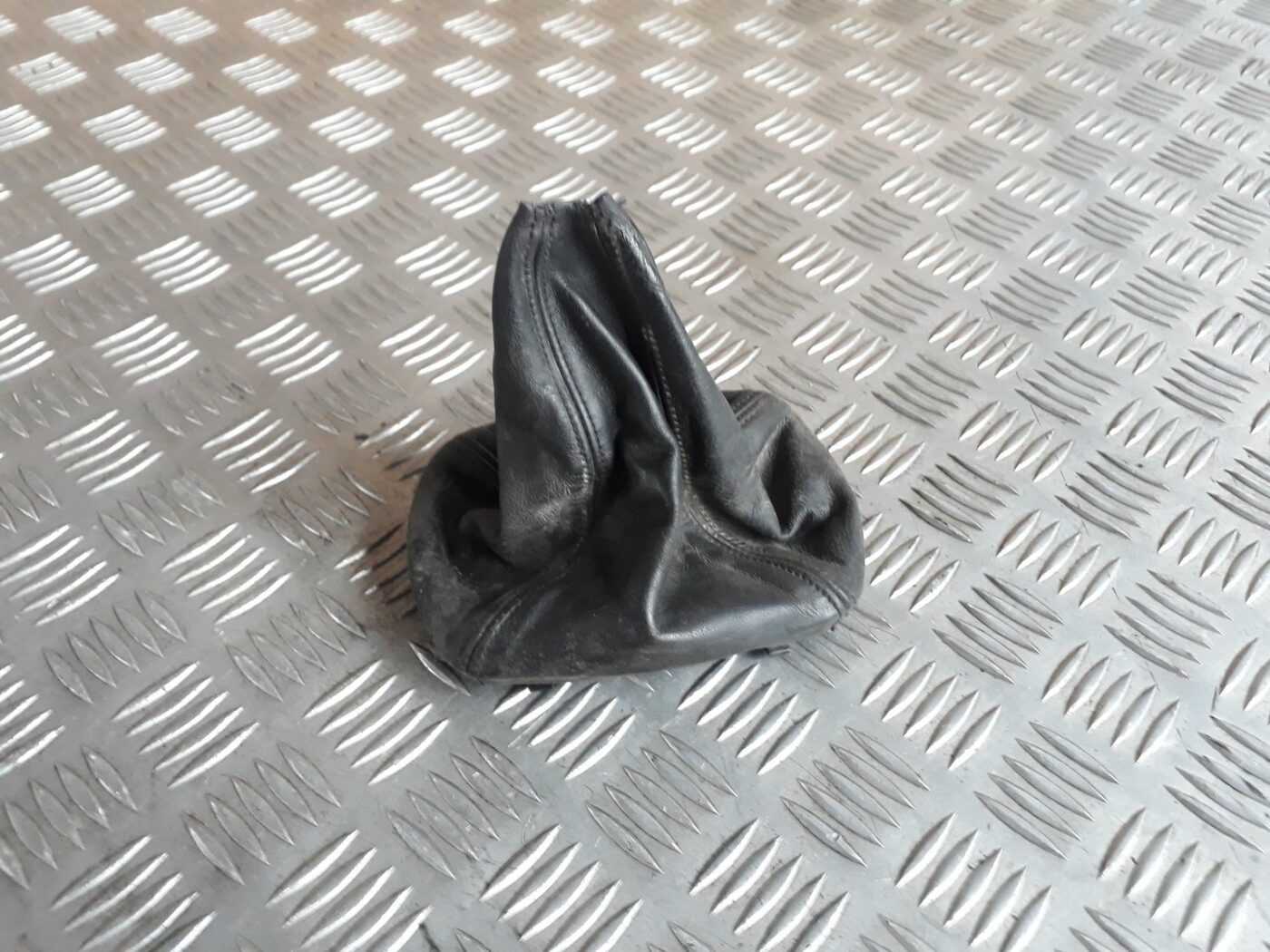 Pārnesumu pārslēgšanas kloķa auduma pārvalks priekš AUDI A4 2000 AVANT 1 Pārnesumu pārslēgšanas kloķa auduma pārvalks priekš AUDI A4 2000 AVANT