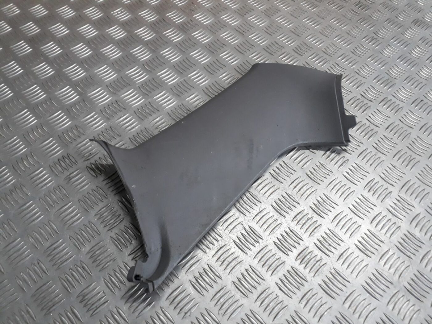 Aizmugurējas salona statnes apdare priekš AUDI A4 2000 AVANT 1 Aizmugurējas salona statnes apdare priekš AUDI A4 2000 AVANT