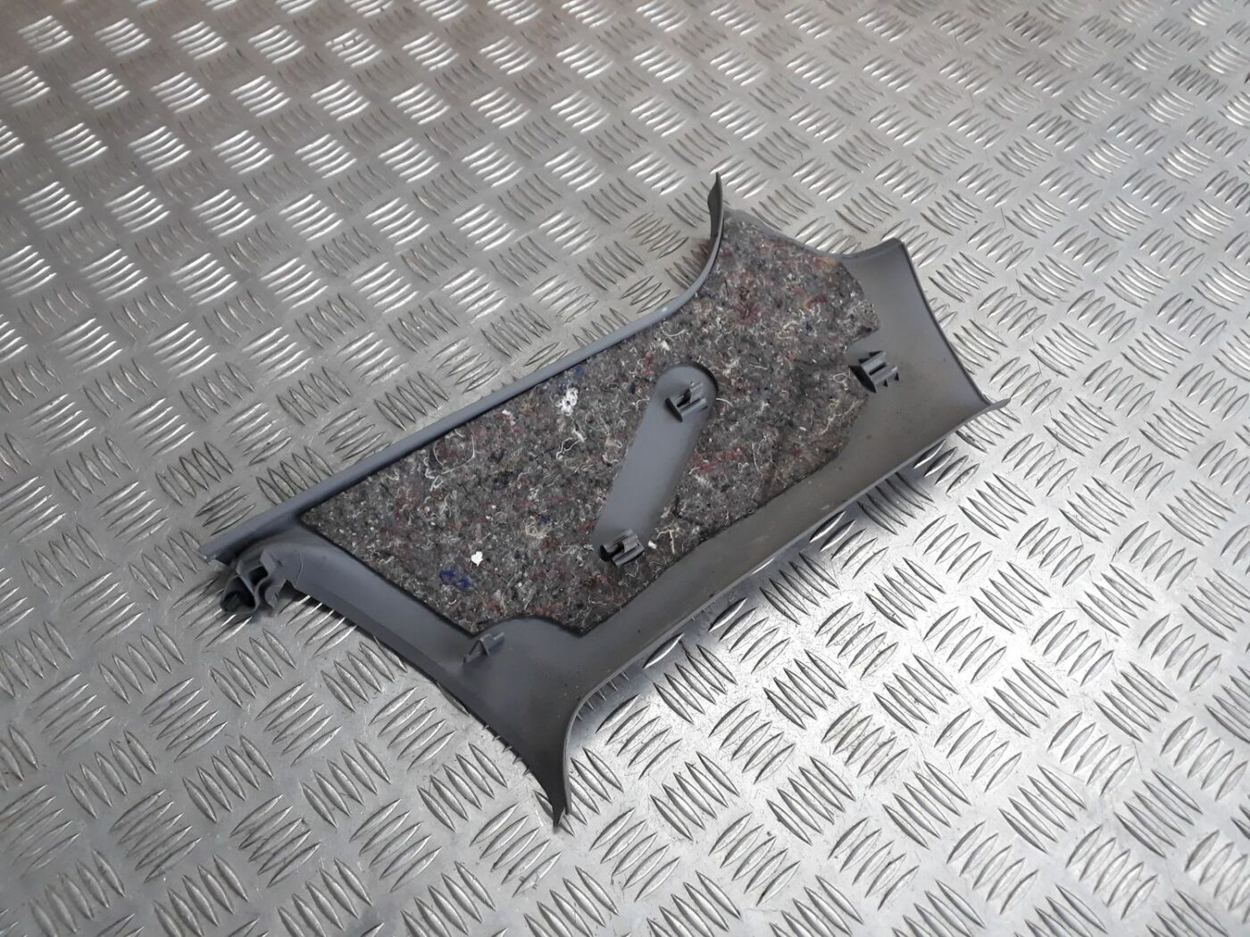 Aizmugurējas salona statnes apdare priekš AUDI A4 2000 AVANT 2 Aizmugurējas salona statnes apdare priekš AUDI A4 2000 AVANT