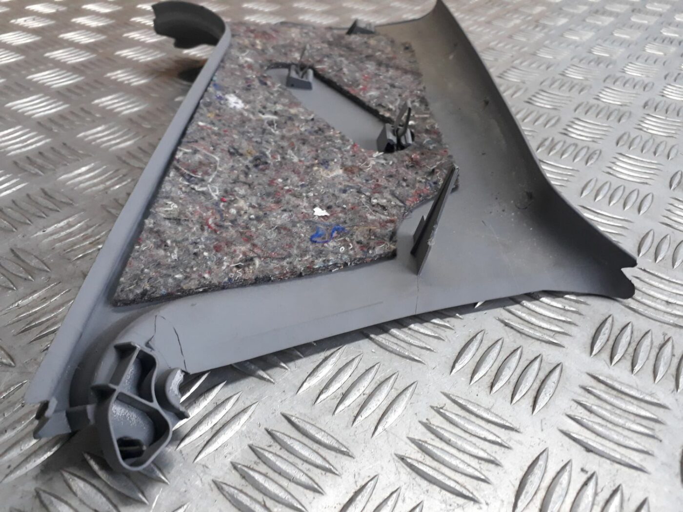 Aizmugurējas salona statnes apdare priekš AUDI A4 2000 AVANT 5 Aizmugurējas salona statnes apdare priekš AUDI A4 2000 AVANT