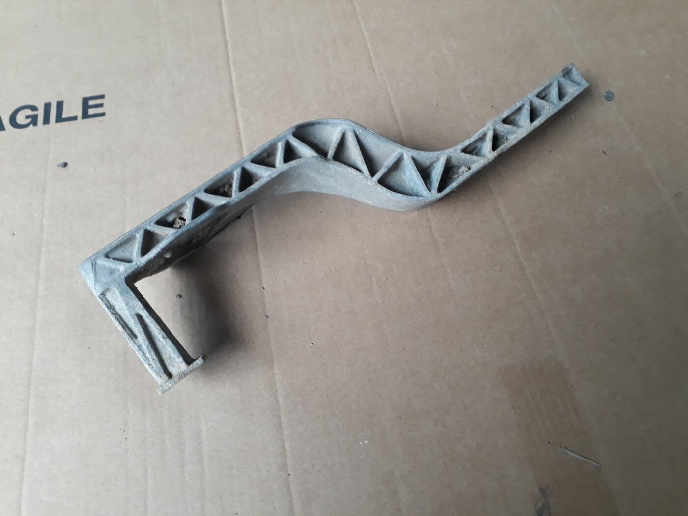 Aizmugurēja reduktora kronšteins priekš AUDI A4 2000 AVANT 2 Aizmugurēja reduktora kronšteins priekš AUDI A4 2000 AVANT