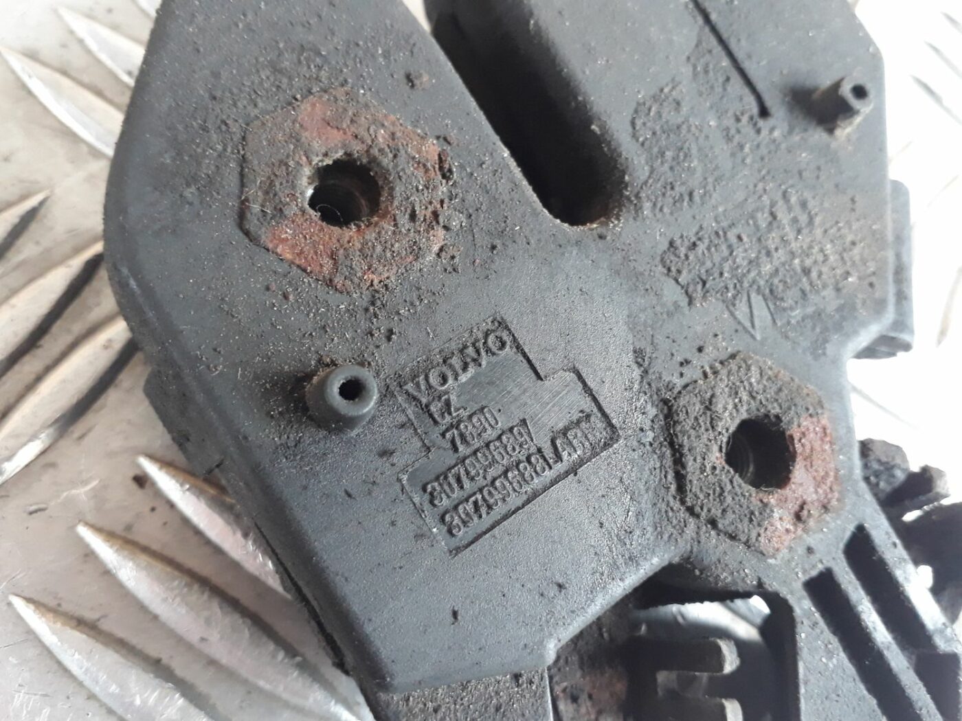 Pārsega slēdzene priekš VOLVO S60 2007