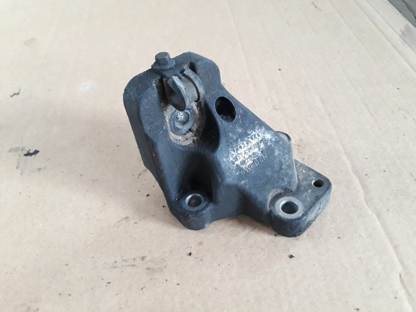 Dzinēja kronšteins priekš VOLVO S60 2007 1 Dzinēja kronšteins priekš VOLVO S60 2007