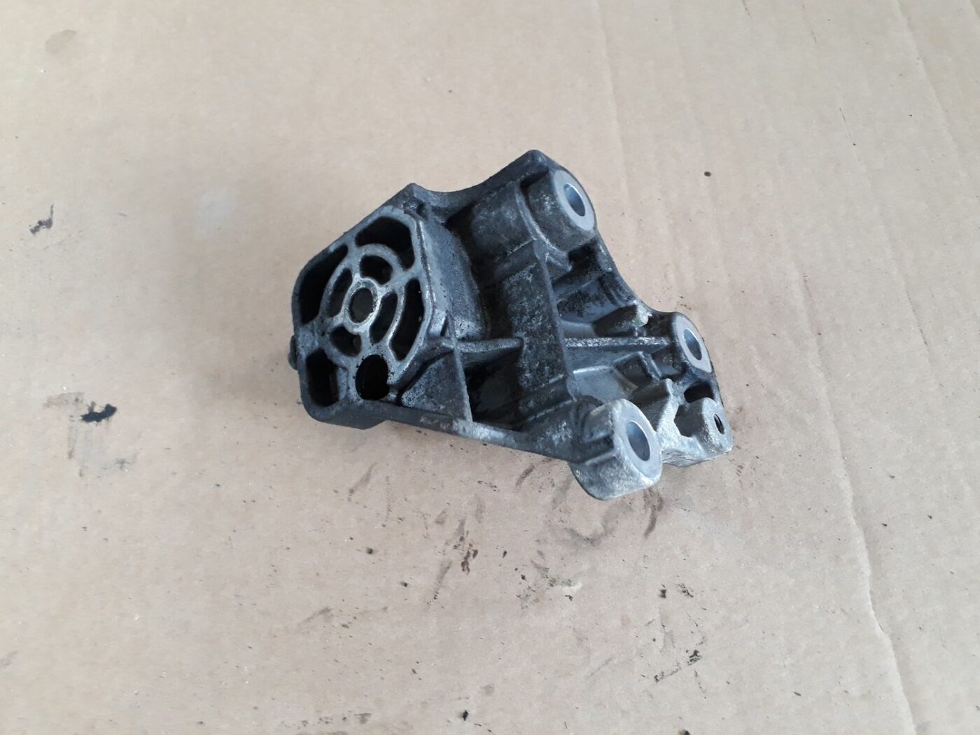 Dzinēja kronšteins priekš VOLVO S60 2007 2 Dzinēja kronšteins priekš VOLVO S60 2007