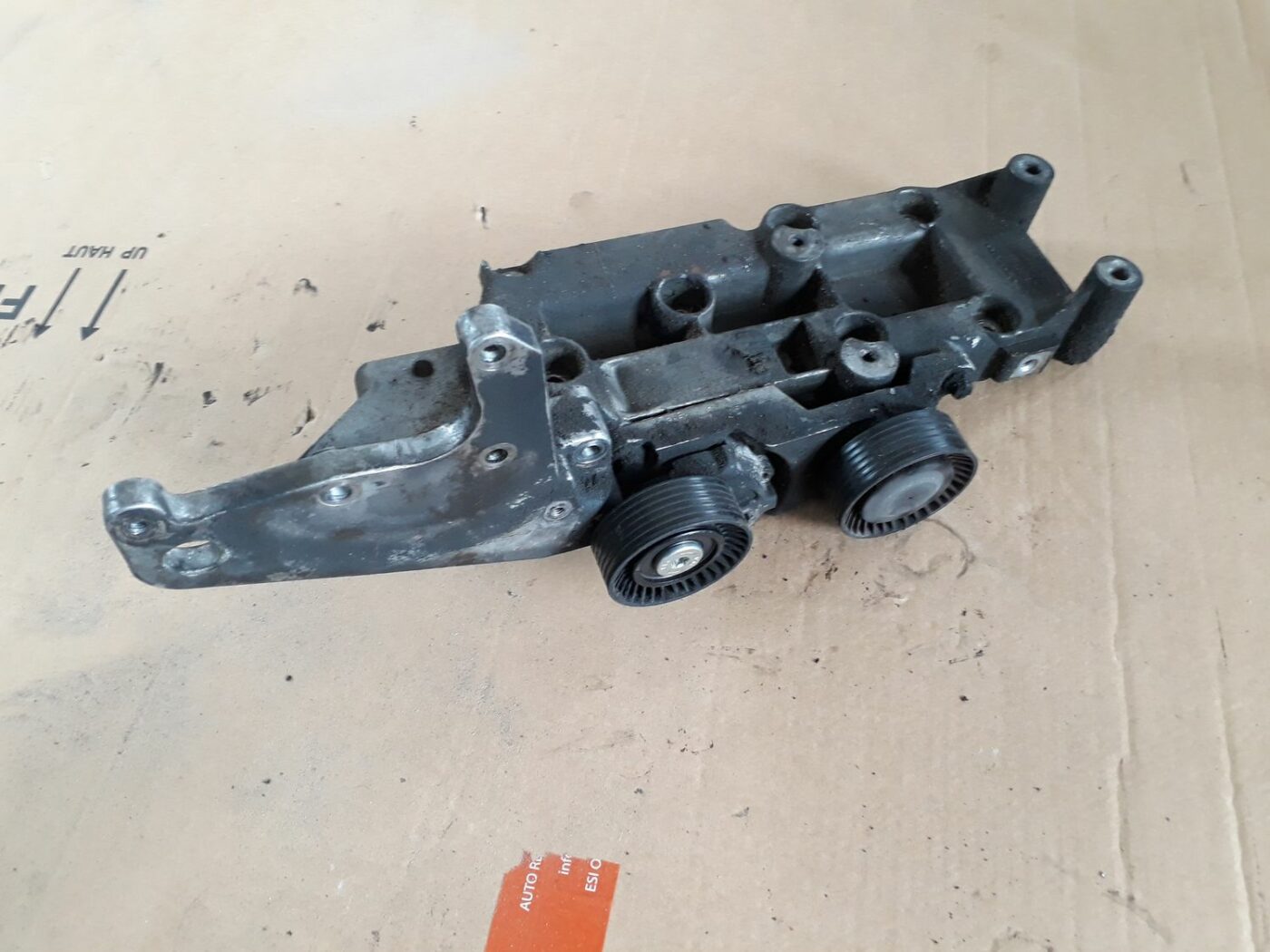 Dzinēja kronšteins priekš VOLVO S60 2007 1 Dzinēja kronšteins priekš VOLVO S60 2007