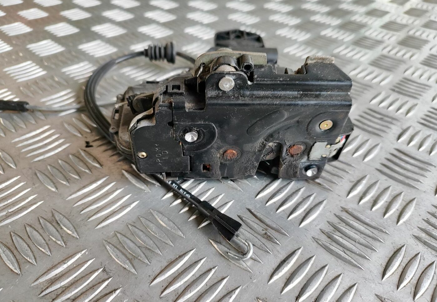 Aizmugurējo labo durvju slēdzene priekš VW GOLF IV 1999