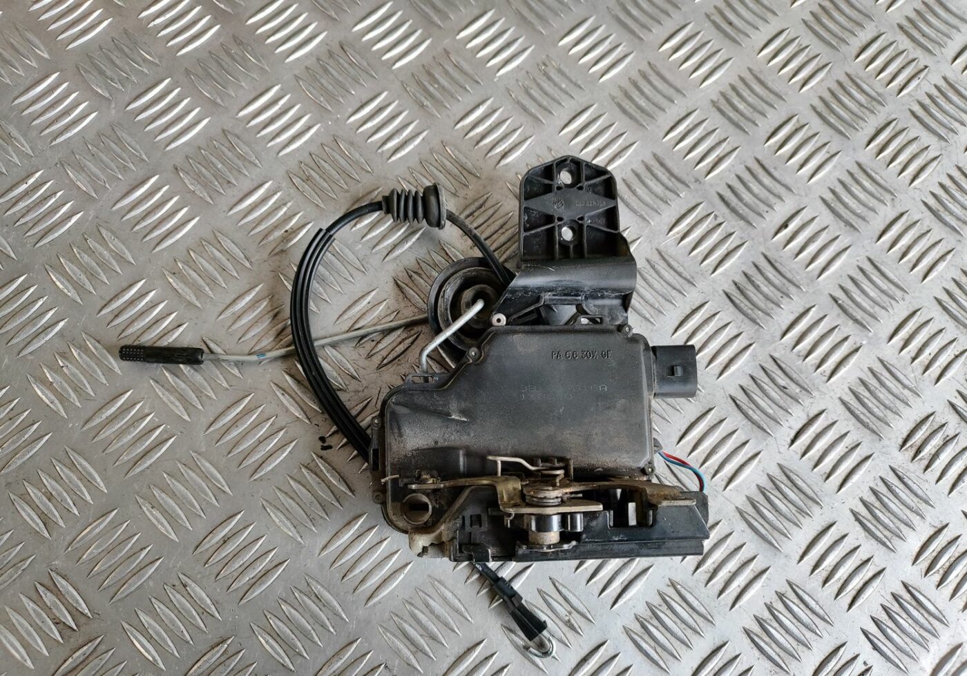 Aizmugurējo labo durvju slēdzene priekš VW GOLF IV 1999