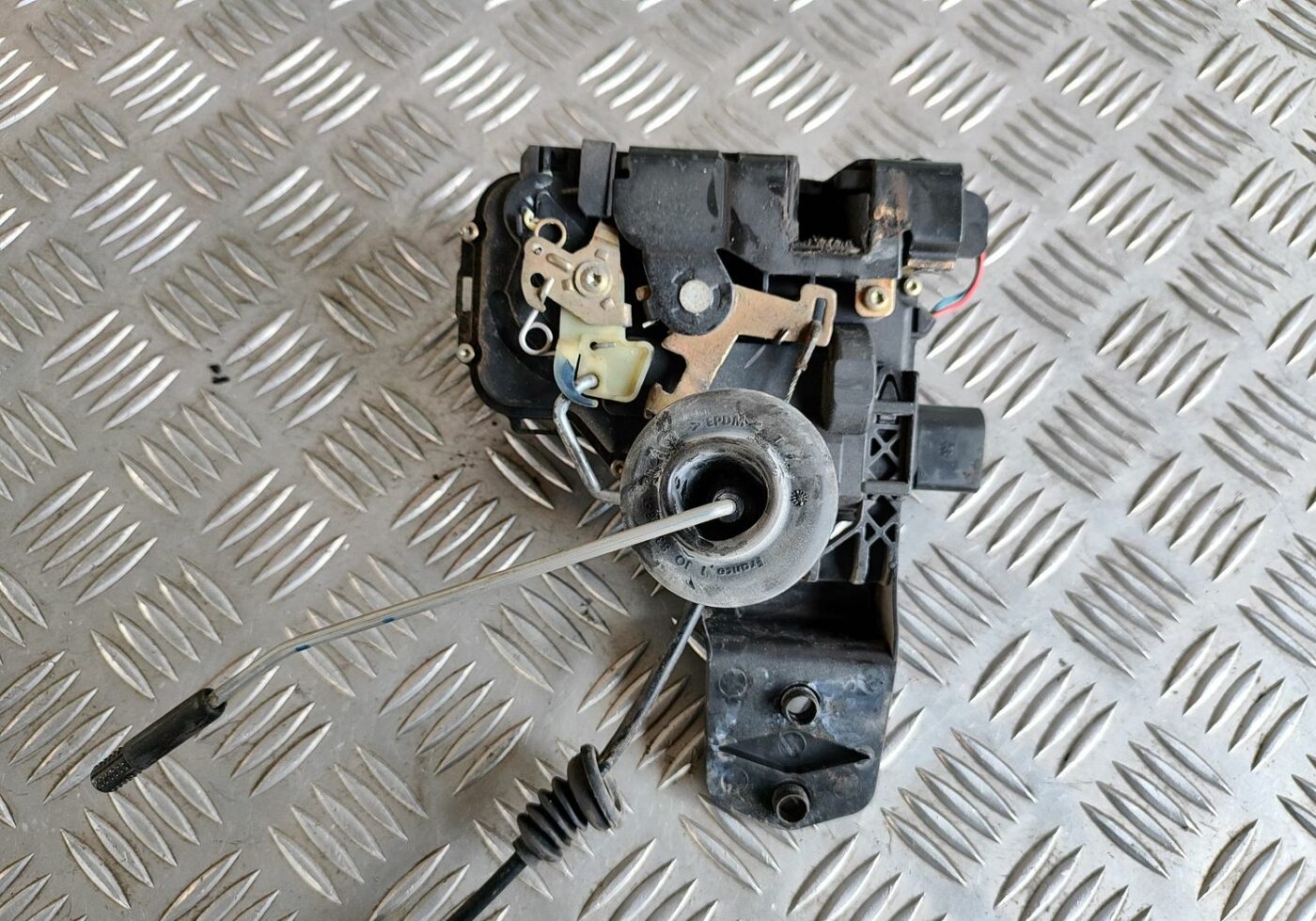 Aizmugurējo labo durvju slēdzene priekš VW GOLF IV 1999