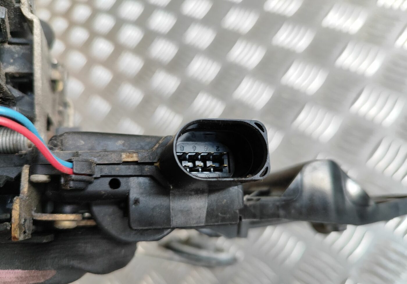 Aizmugurējo labo durvju slēdzene priekš VW GOLF IV 1999