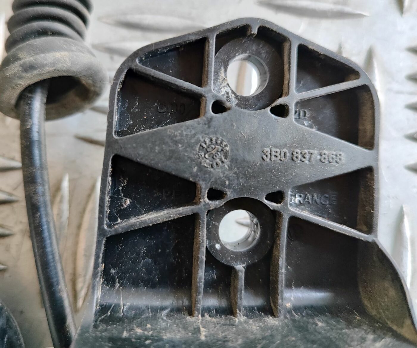 Aizmugurējo labo durvju slēdzene priekš VW GOLF IV 1999