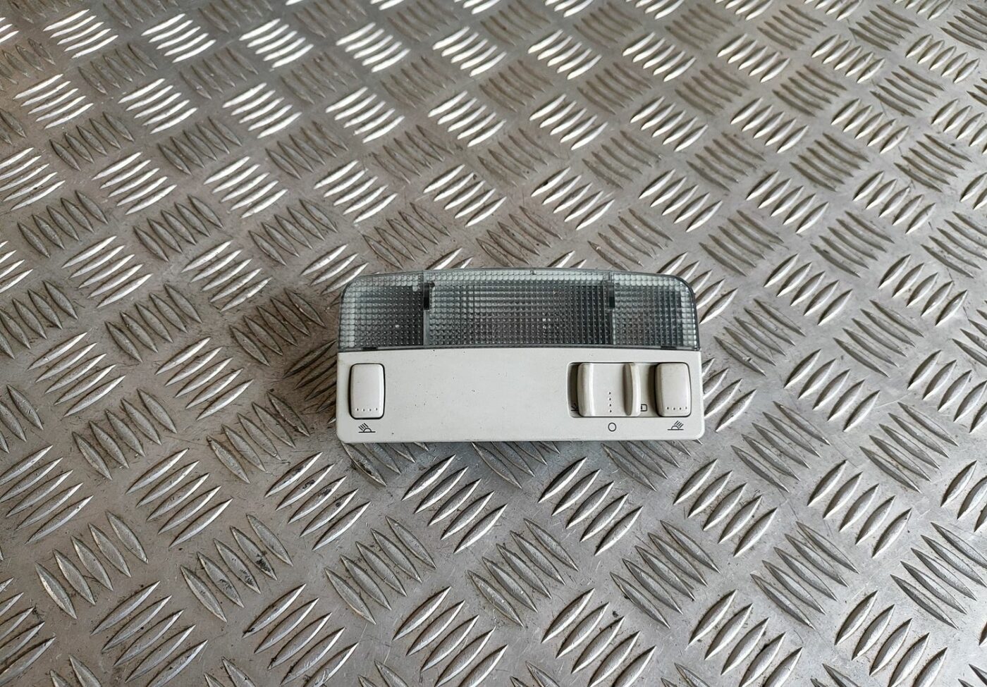 Priekšējo sēdvietu apgaismojums priekš VW GOLF IV 1999 1 Priekšējo sēdvietu apgaismojums priekš VW GOLF IV 1999