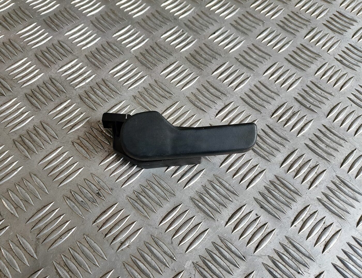 Pārsega atveršanas rokturis salonā priekš VW GOLF IV 1999