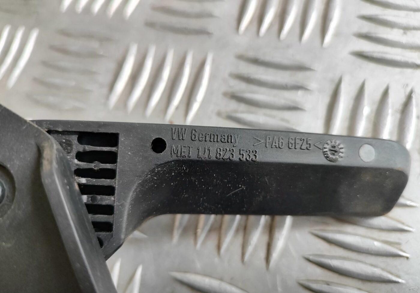 Pārsega atveršanas rokturis salonā priekš VW GOLF IV 1999