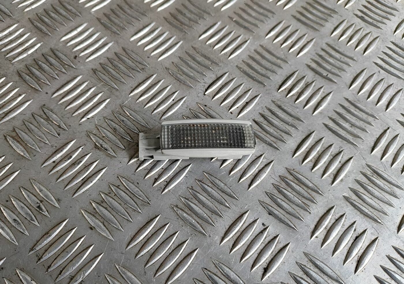 Saules aizsarga apgaismojums priekš VW GOLF IV 1999 1 Saules aizsarga apgaismojums priekš VW GOLF IV 1999