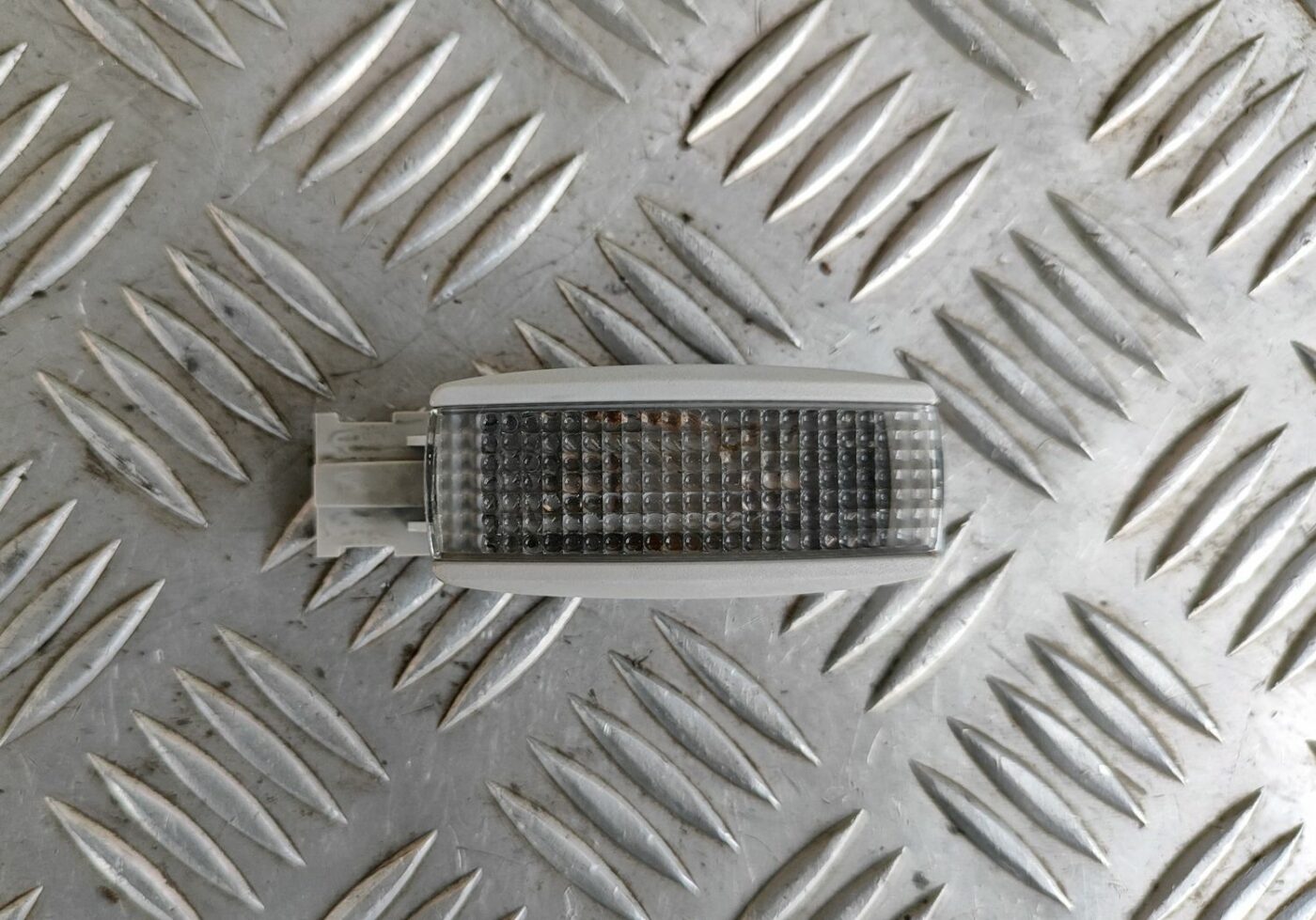 Saules aizsarga apgaismojums priekš VW GOLF IV 1999 2 Saules aizsarga apgaismojums priekš VW GOLF IV 1999