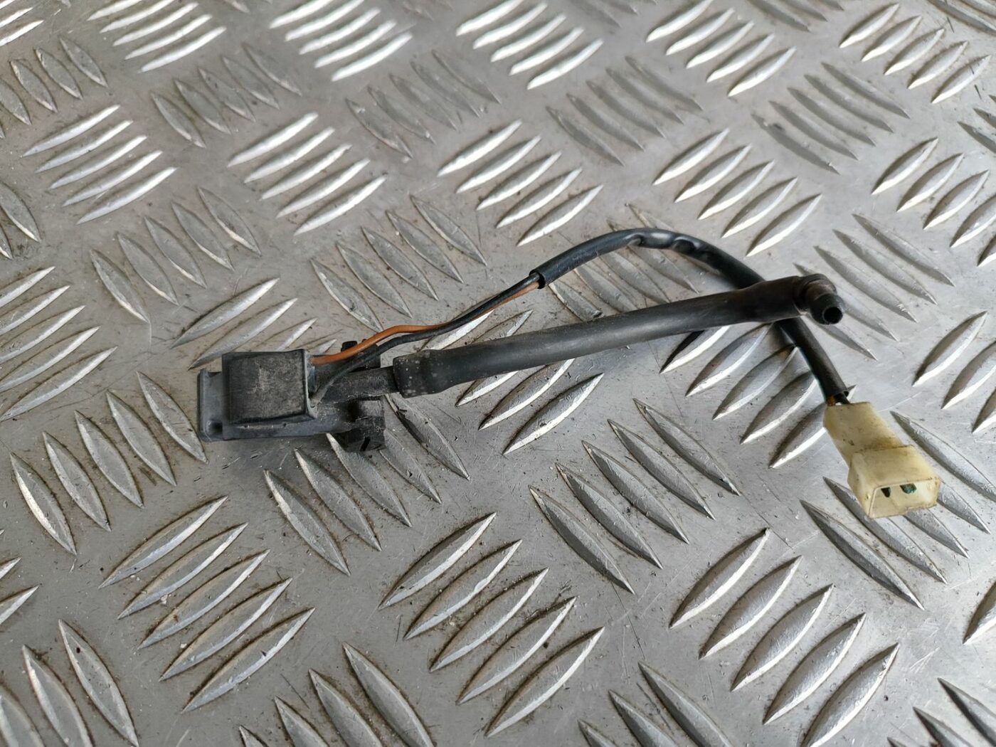 Vējstikla mazgāšanas šķidruma sprausla priekš VW GOLF IV 1999 4 Vējstikla mazgāšanas šķidruma sprausla priekš VW GOLF IV 1999