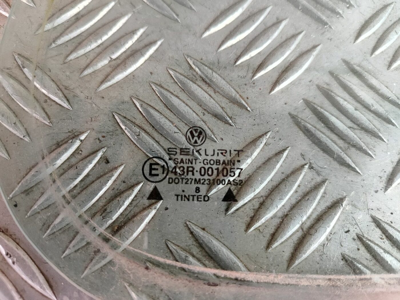 Labo durvju stūra stikls priekš VW GOLF IV 1999 2 Labo durvju stūra stikls priekš VW GOLF IV 1999