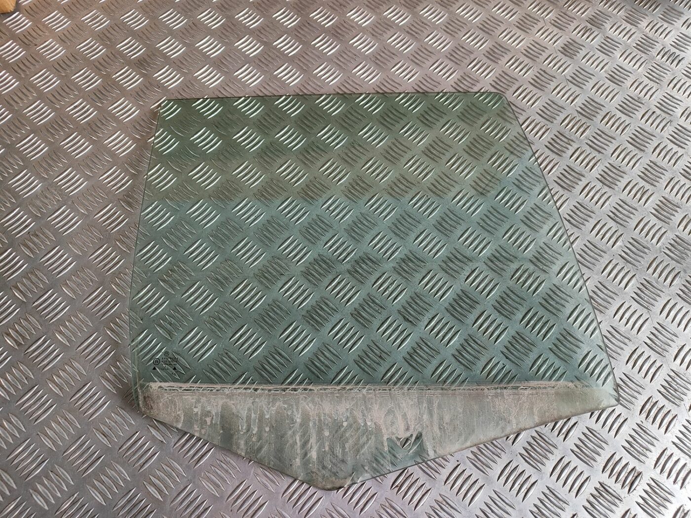 Aizmugurējo labo durvju stikls priekš VW GOLF IV 1999 1 Aizmugurējo labo durvju stikls priekš VW GOLF IV 1999