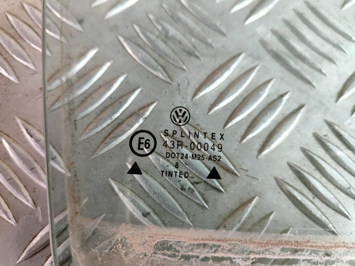 Aizmugurējo labo durvju stikls priekš VW GOLF IV 1999 2 Aizmugurējo labo durvju stikls priekš VW GOLF IV 1999