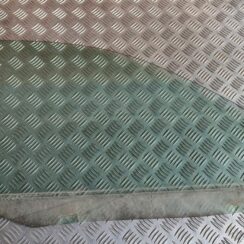 Priekšējo labo durvju stikls priekš VW GOLF IV 1999