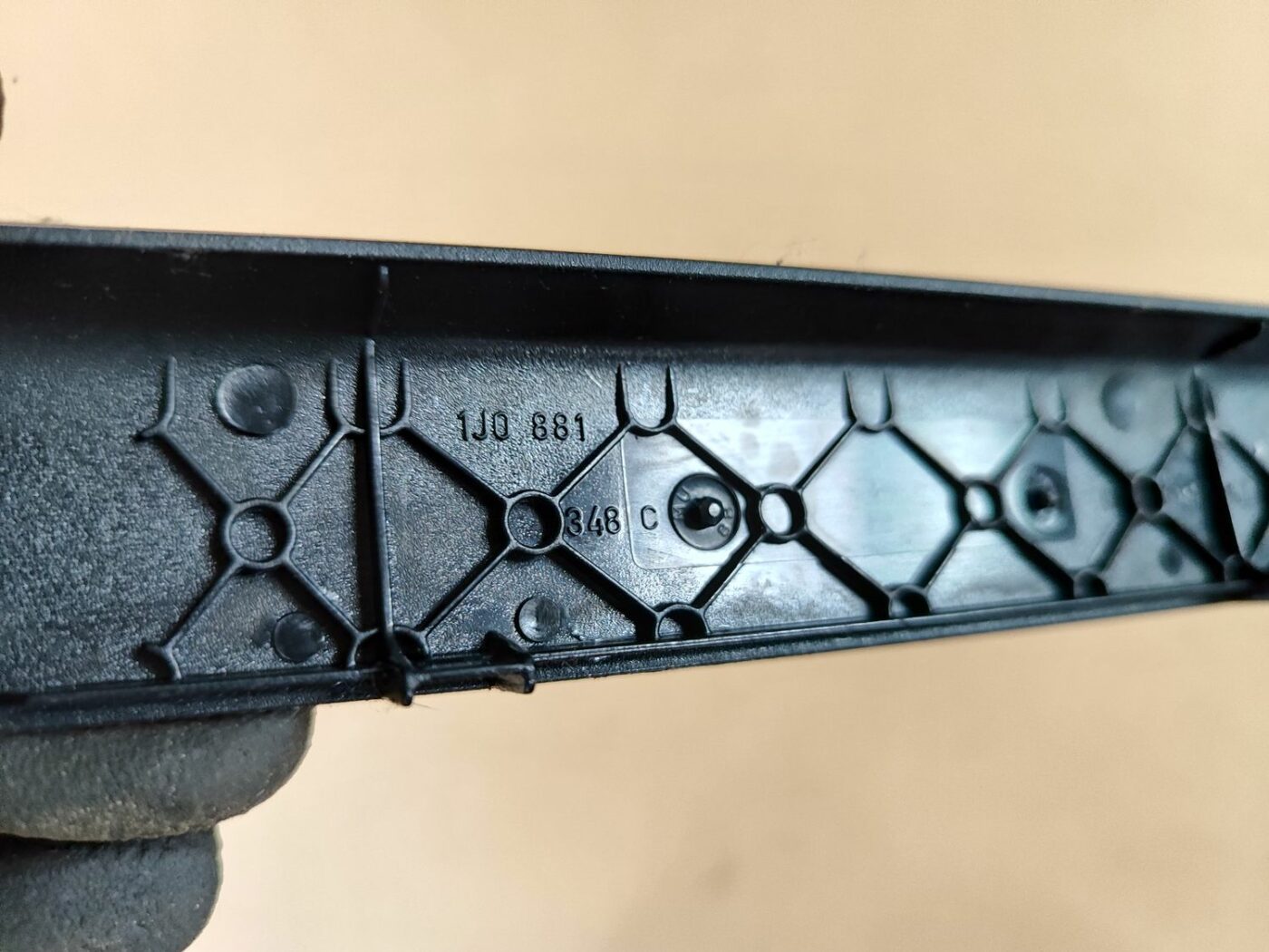 Priekšējā kreisā sēdekļa sliežu apdare priekš VW GOLF IV 1999 3 Priekšējā kreisā sēdekļa sliežu apdare priekš VW GOLF IV 1999