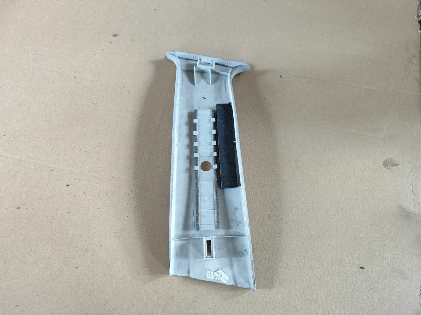 Vidējas salona statnes apdare priekš VW GOLF IV 1999