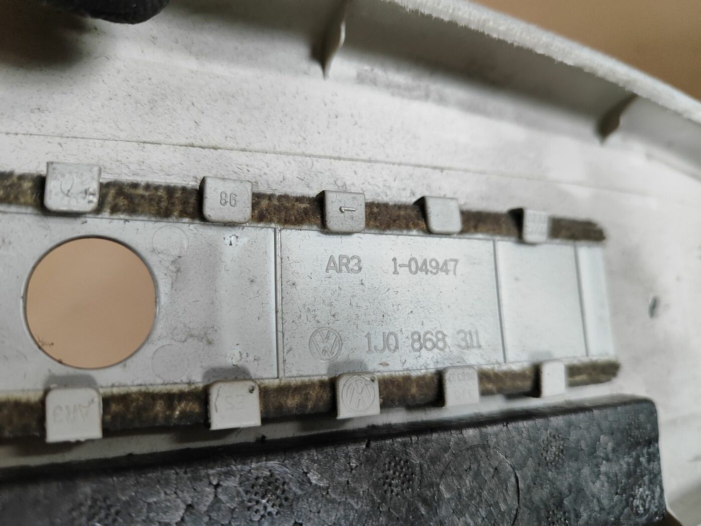 Vidējas salona statnes apdare priekš VW GOLF IV 1999