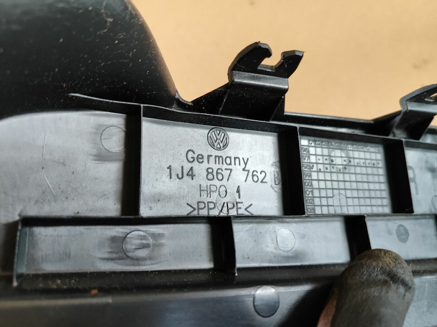 Bagāžnieka žalūziju sliedes priekš VW GOLF IV 1999