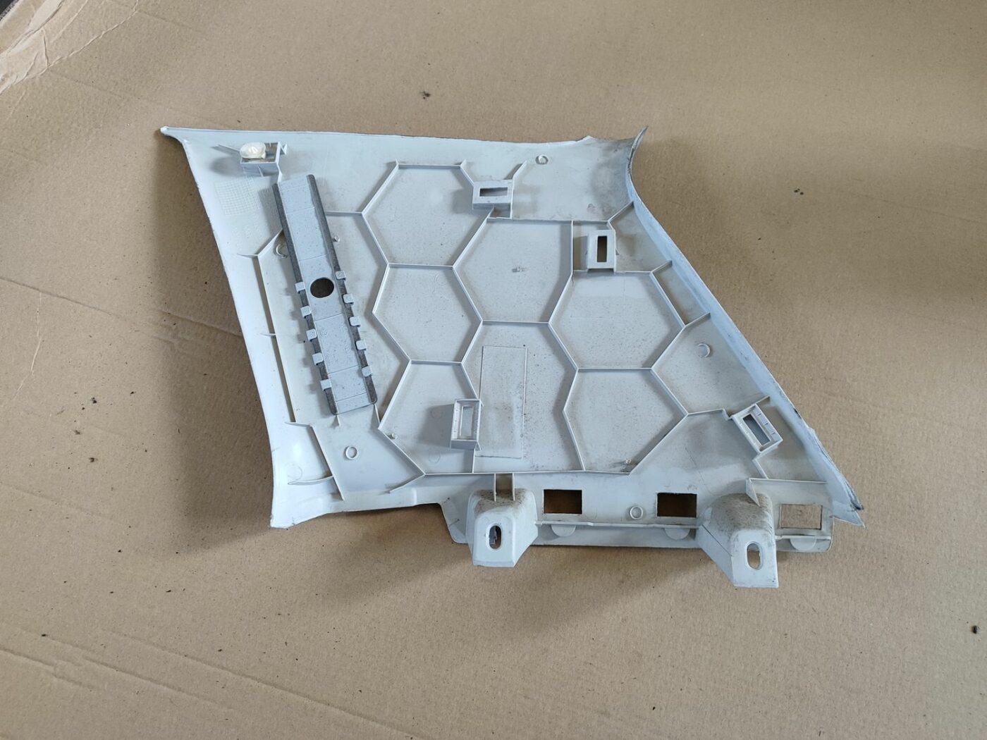 Bagažnieka nodalījuma statnes apdare priekš VW GOLF IV 1999 2 Bagažnieka nodalījuma statnes apdare priekš VW GOLF IV 1999