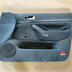 Priekšējo labo durvju apdare priekš VW GOLF IV 1999