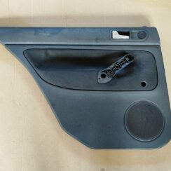 Aizmugurējo kreiso durvju apdare priekš VW GOLF IV 1999