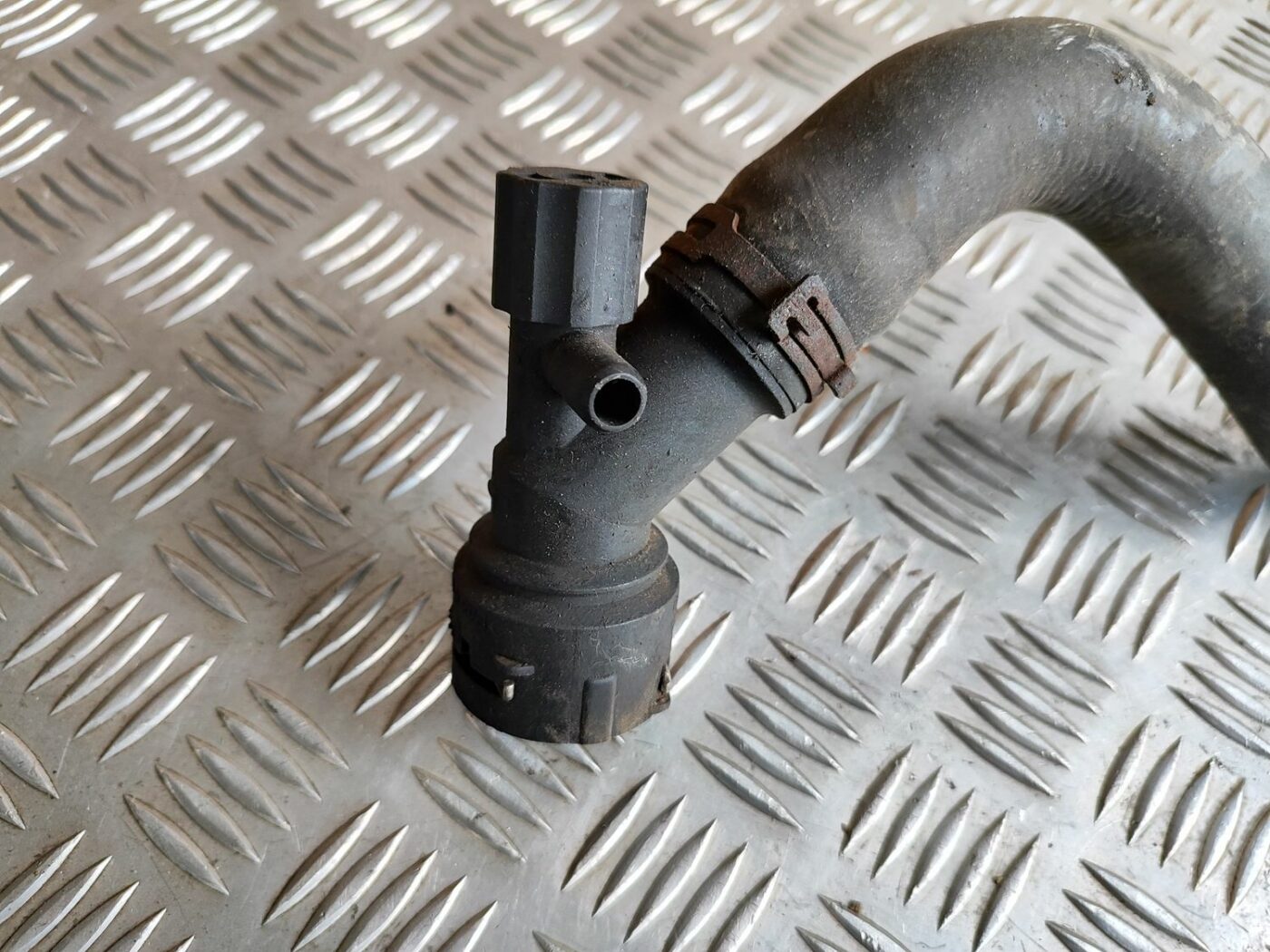 Dzesēšanas caurule priekš VW GOLF IV 1999 2 Dzesēšanas caurule priekš VW GOLF IV 1999