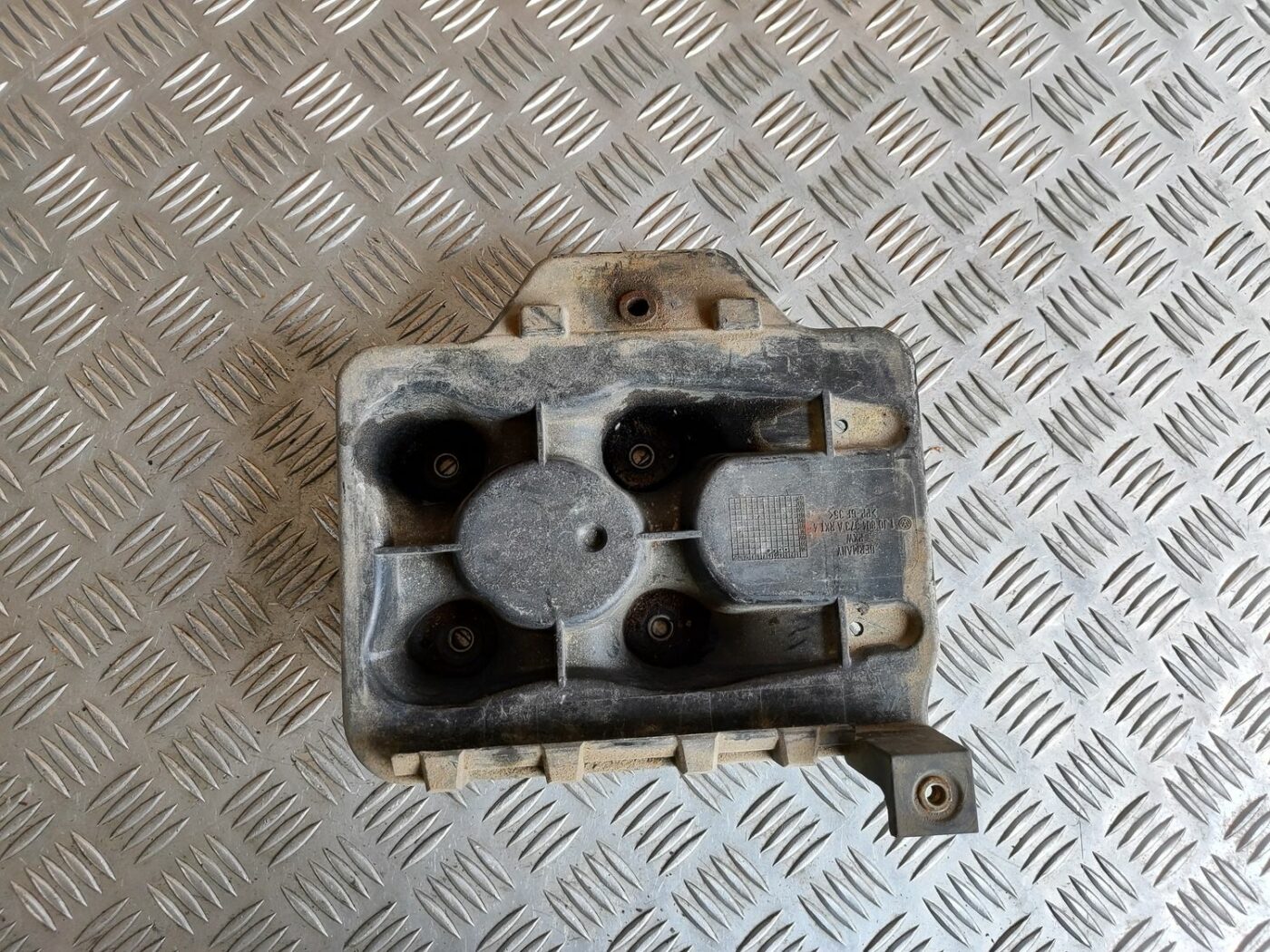 Akumulatora pamatnes kronšteins priekš VW GOLF IV 1999 2 Akumulatora pamatnes kronšteins priekš VW GOLF IV 1999