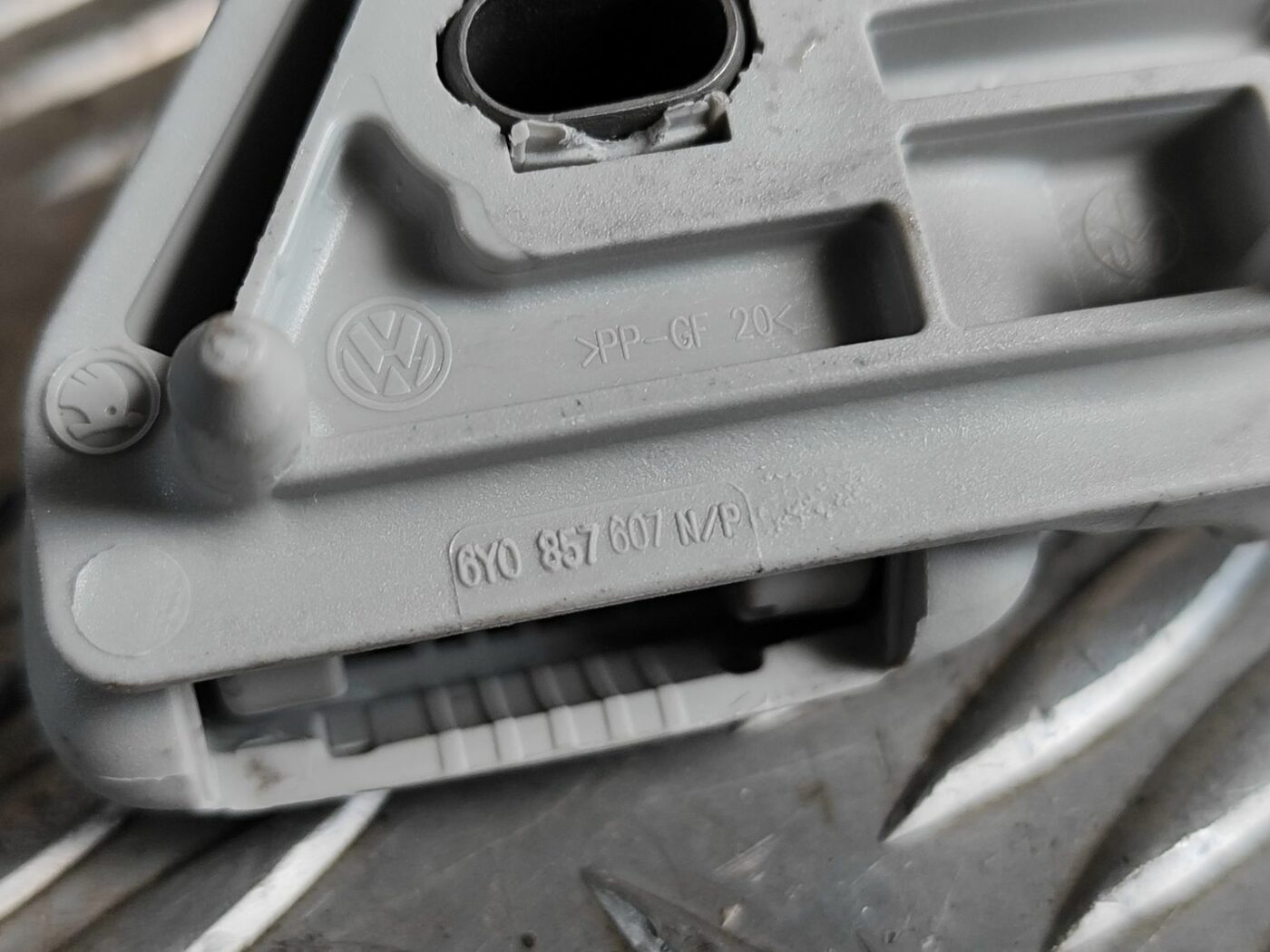 Salona rokturis griestos priekš SKODA OCTAVIA 2008