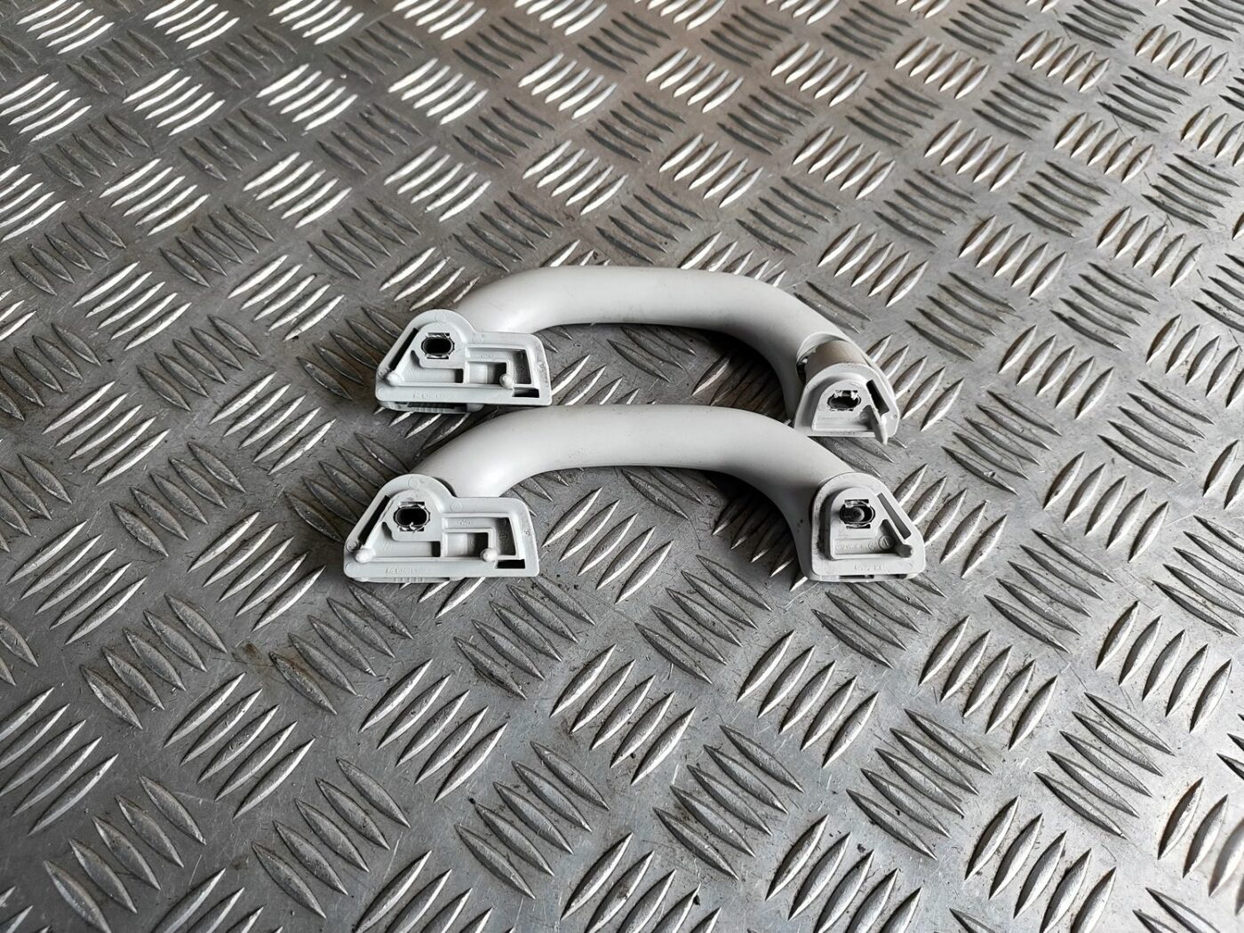 Salona rokturis griestos priekš SKODA OCTAVIA 2008