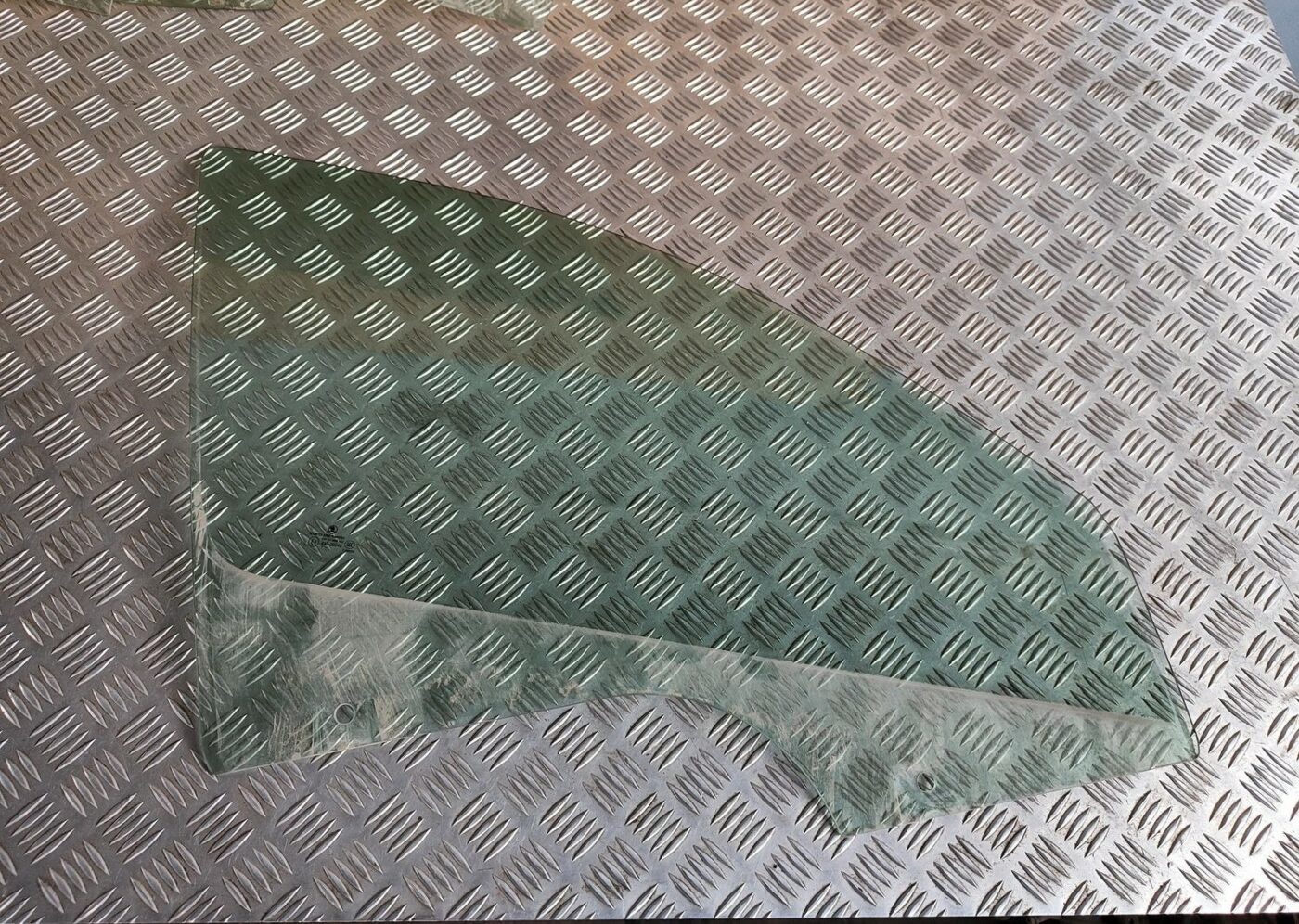 Priekšējo labo durvju stikls priekš SKODA OCTAVIA 2008 1 Priekšējo labo durvju stikls priekš SKODA OCTAVIA 2008