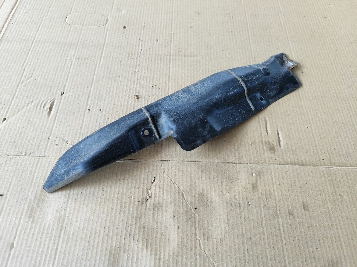 Ieliktņis starp spārnu un durvīm priekš SKODA OCTAVIA 2008