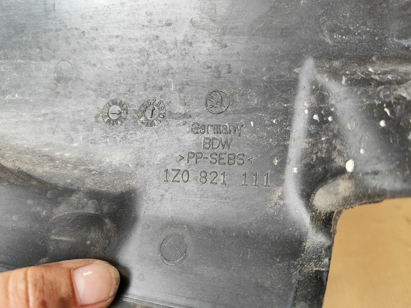 Ieliktņis starp spārnu un durvīm priekš SKODA OCTAVIA 2008