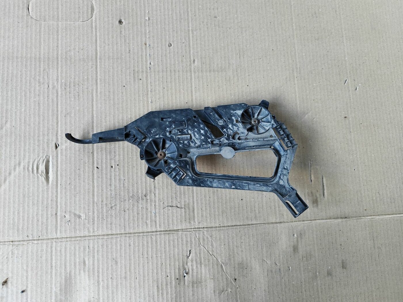 Priekšēja luktura kronšteins priekš SKODA OCTAVIA 2008 1 Priekšēja luktura kronšteins priekš SKODA OCTAVIA 2008