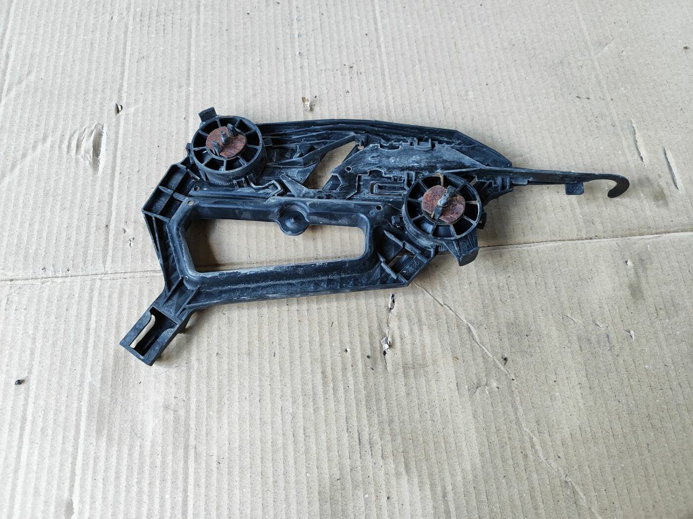 Priekšēja luktura kronšteins priekš SKODA OCTAVIA 2008 2 Priekšēja luktura kronšteins priekš SKODA OCTAVIA 2008