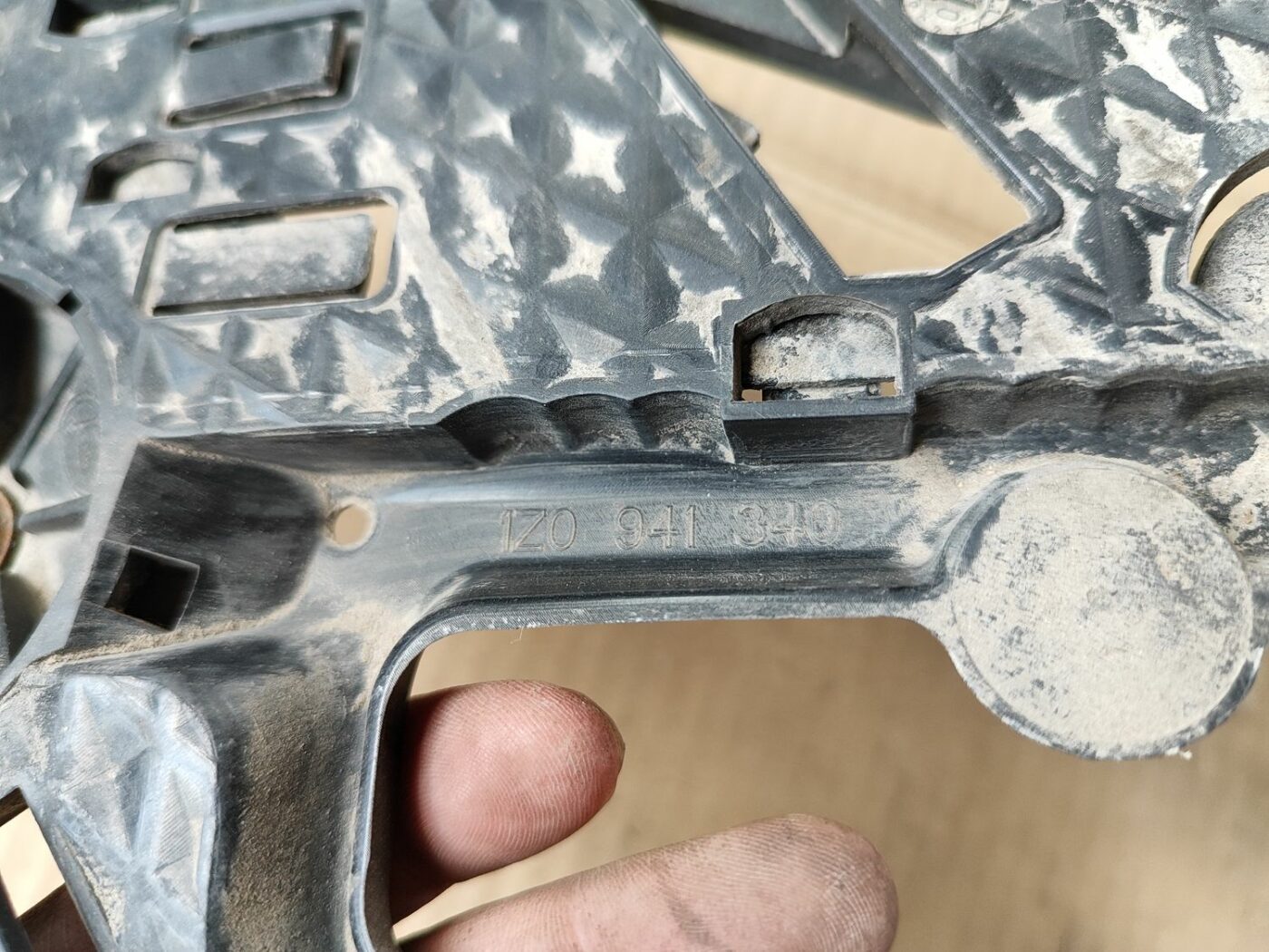 Priekšēja luktura kronšteins priekš SKODA OCTAVIA 2008 3 Priekšēja luktura kronšteins priekš SKODA OCTAVIA 2008