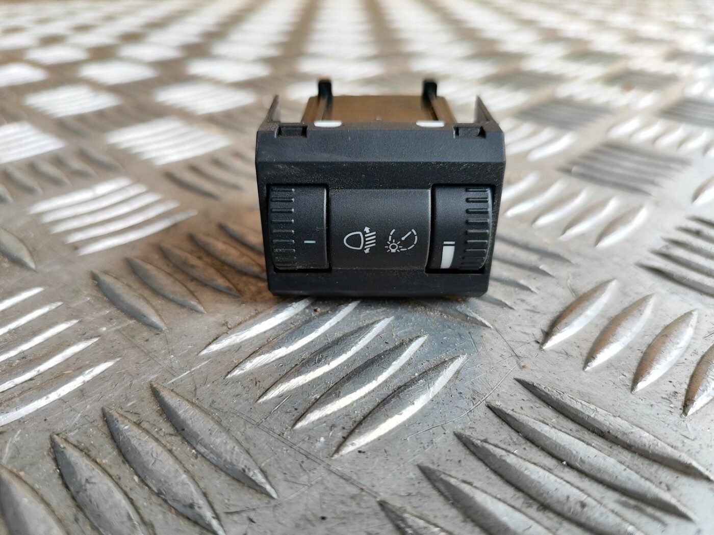 Lukturu augstuma regulēšanas poga priekš SKODA OCTAVIA 2008 2 Lukturu augstuma regulēšanas poga priekš SKODA OCTAVIA 2008