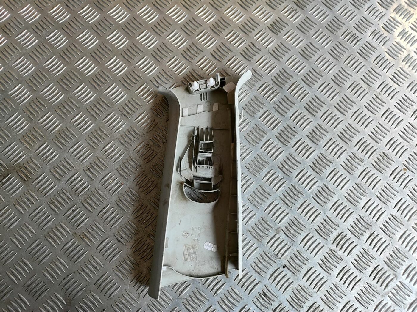 Vidējas salona statnes apdare priekš SKODA OCTAVIA 2008