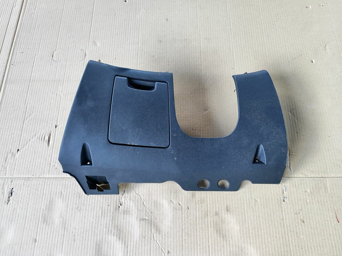 Mantu glabāšanas nodalījums vadītāja pusē priekš SKODA OCTAVIA 2008