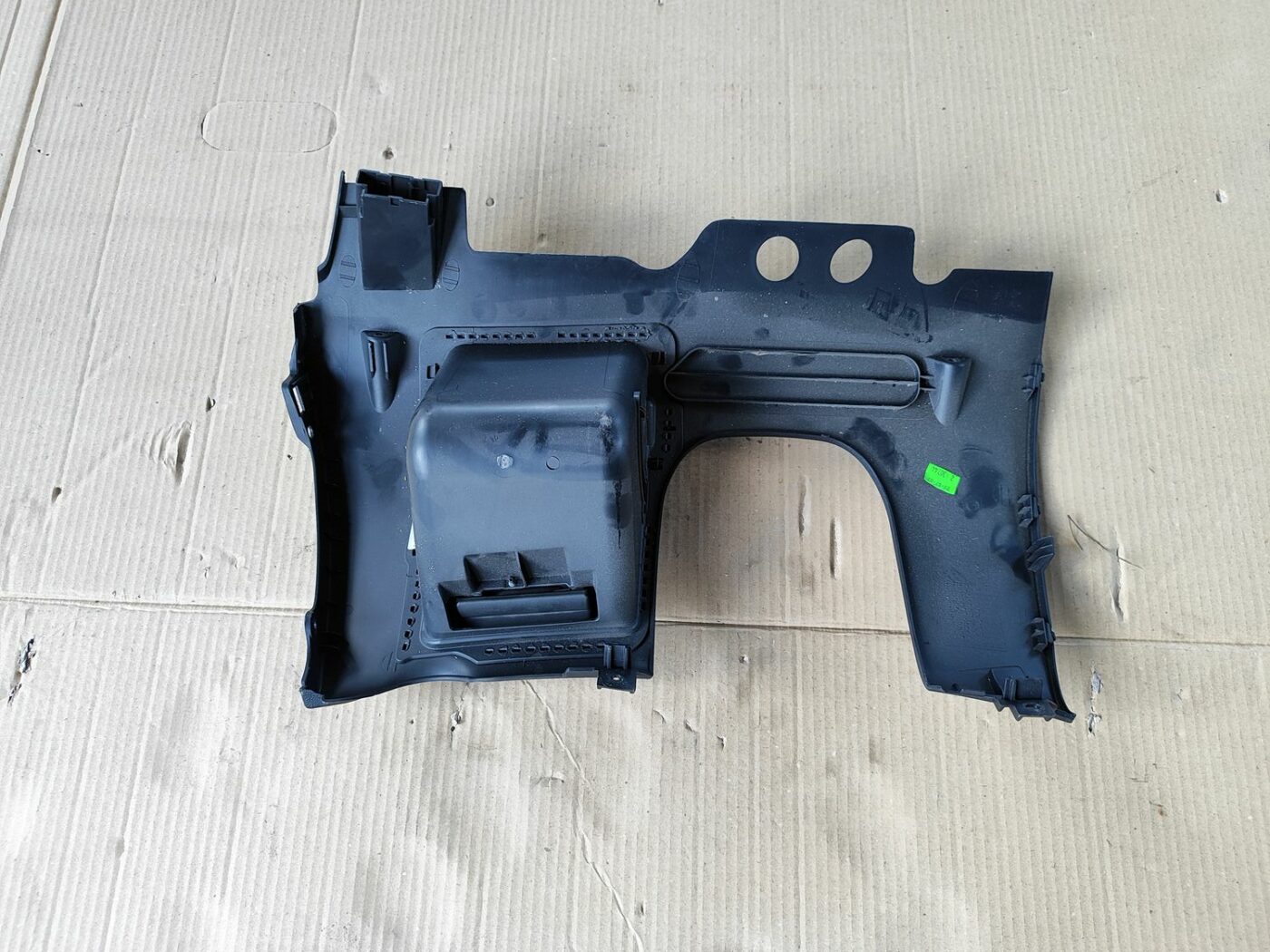 Mantu glabāšanas nodalījums vadītāja pusē priekš SKODA OCTAVIA 2008