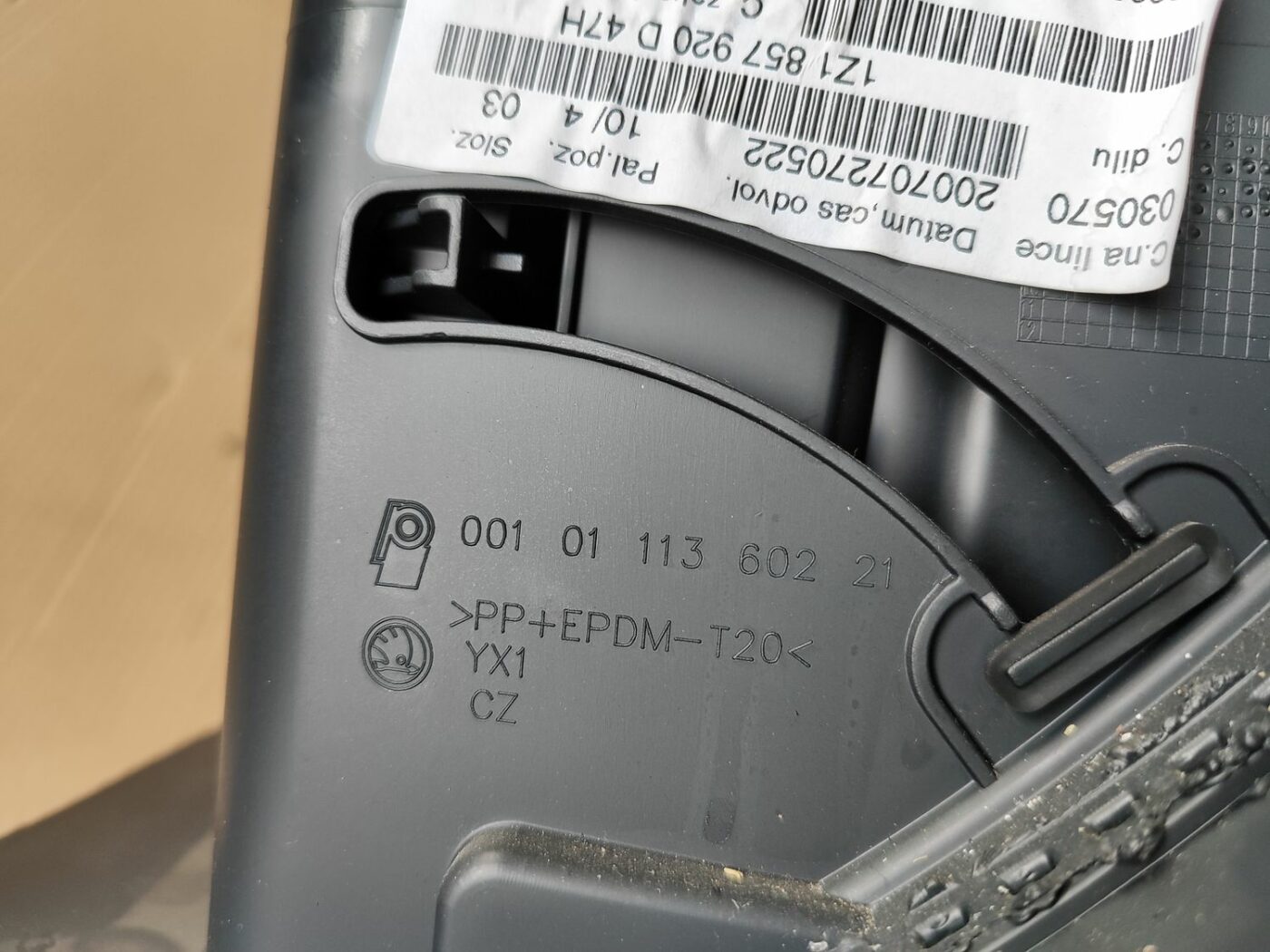 Mantu glabāšanas nodalījums vadītāja pusē priekš SKODA OCTAVIA 2008