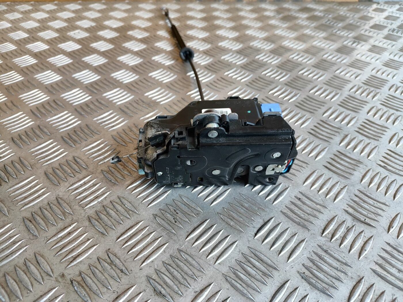 Aizmugurējo labo durvju slēdzene priekš SKODA OCTAVIA 2008 1 Aizmugurējo labo durvju slēdzene priekš SKODA OCTAVIA 2008