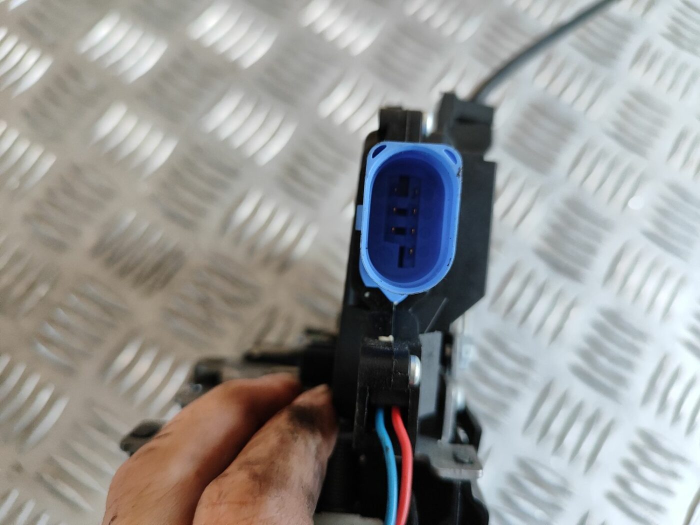 Aizmugurējo labo durvju slēdzene priekš SKODA OCTAVIA 2008 4 Aizmugurējo labo durvju slēdzene priekš SKODA OCTAVIA 2008